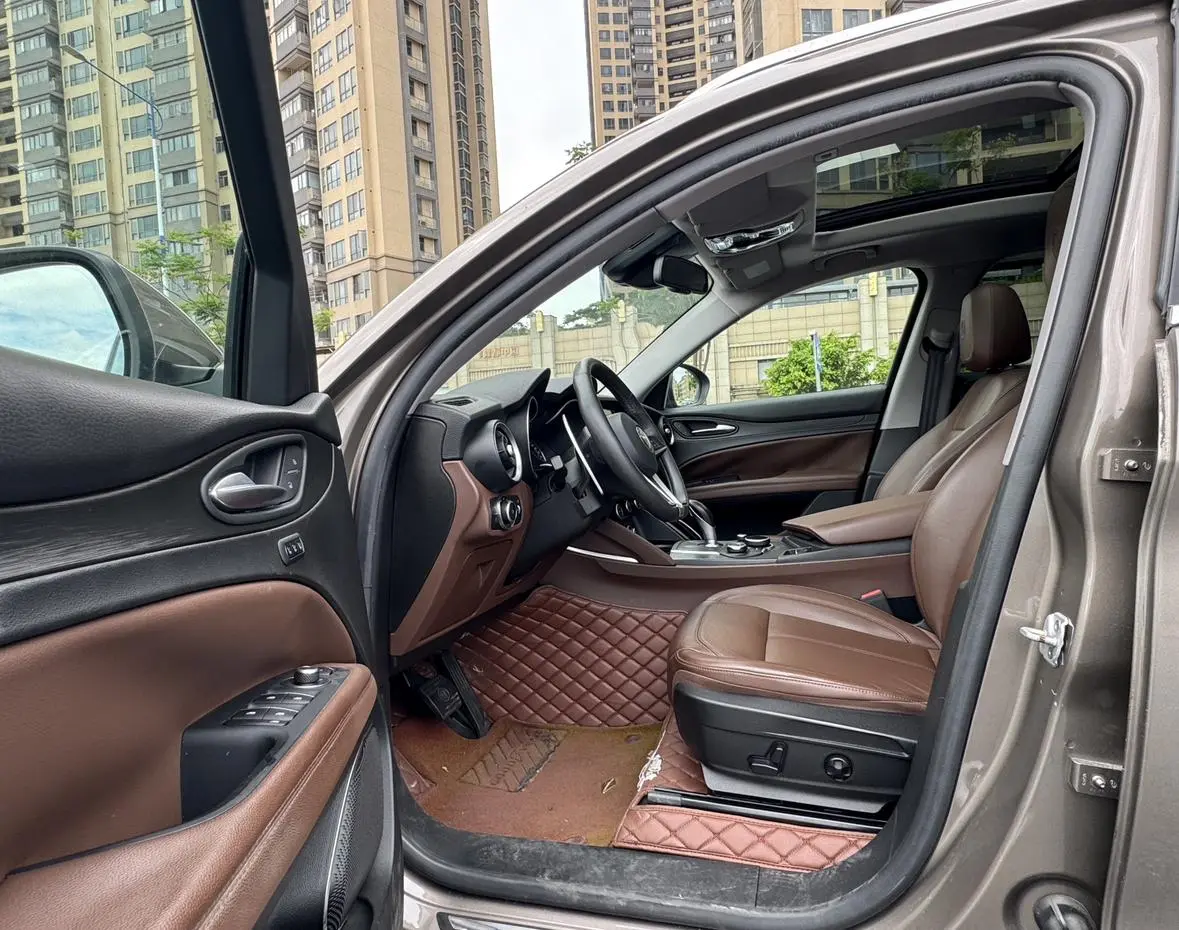 Alfa Romeo Stelvio 2.0T 280HP Deluxe Edition