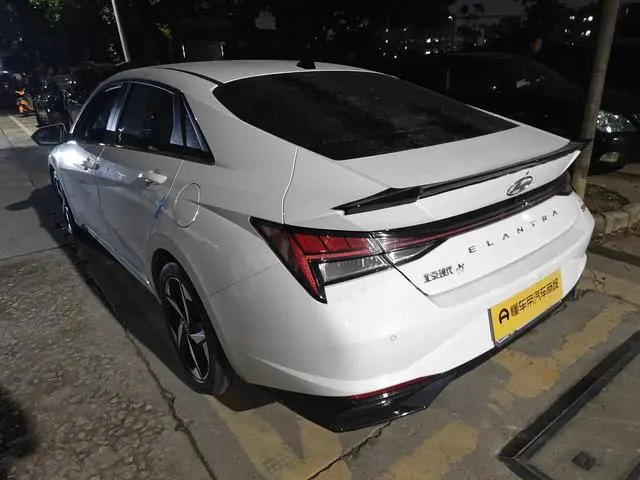 Hyundai Elantra 1.5L CVT LUX Premium Edition