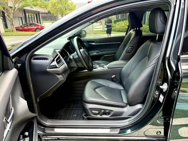 TOYOTA Camry 2.0G Deluxe Edition
