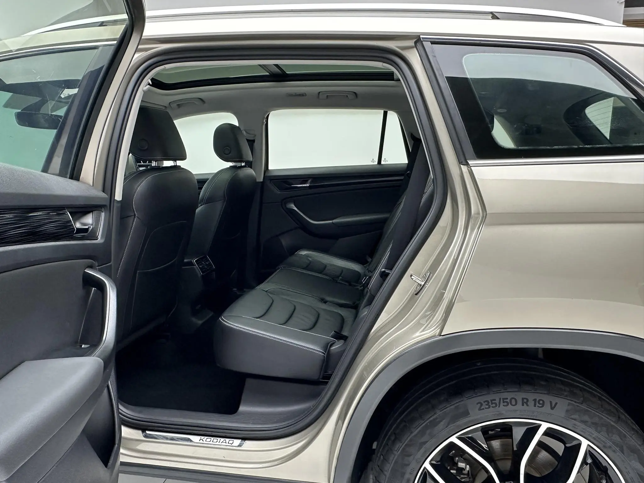 Skoda Kodiak Facelifted ZI330 7-seater two-wheel drive luxury premium edition Country VI