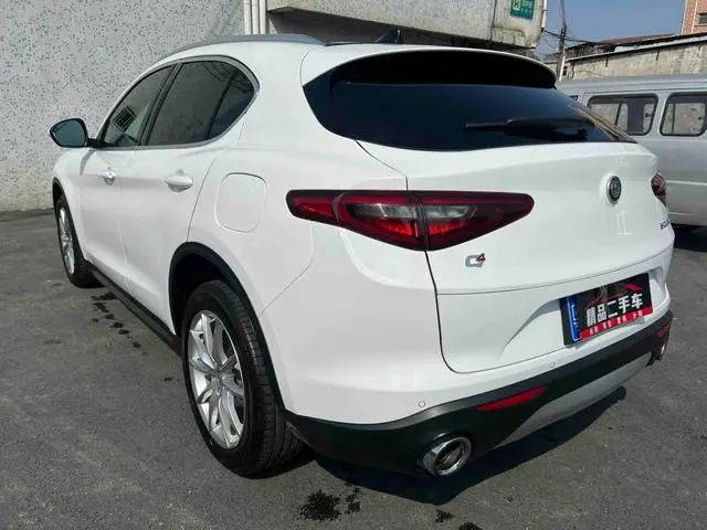 Alfa Romeo Stelvio 2.0T 200HP Deluxe Edition