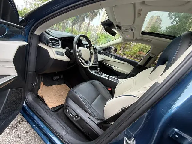 LYNK & CO Lynk 01 2.0T two-wheel drive Pro version
