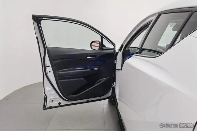 TOYOTA Toyota C-HR Dual engine 2.0L E-CVT Deluxe Edition