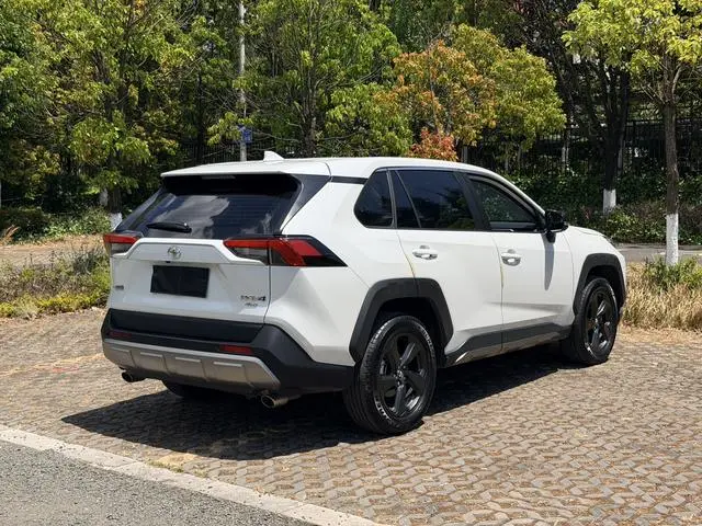TOYOTA RAV4 Rongfang 2.0L CVT four-wheel drive fashion version