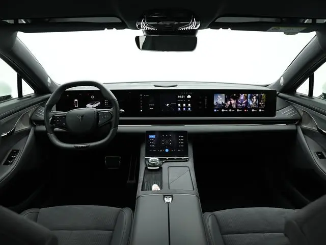 VOYAH Lantu chasing light PHEV Ultra-long battery life, four-wheel drive ultimate edition