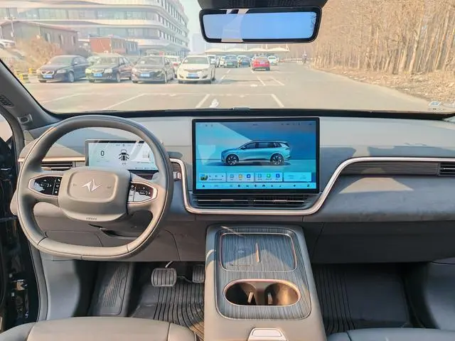Dongfeng eπ eπ008 210Max extended range version 6 seats