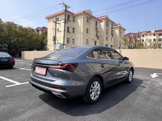 Roewe Roewe i5 1.5L CVT Deluxe Edition
