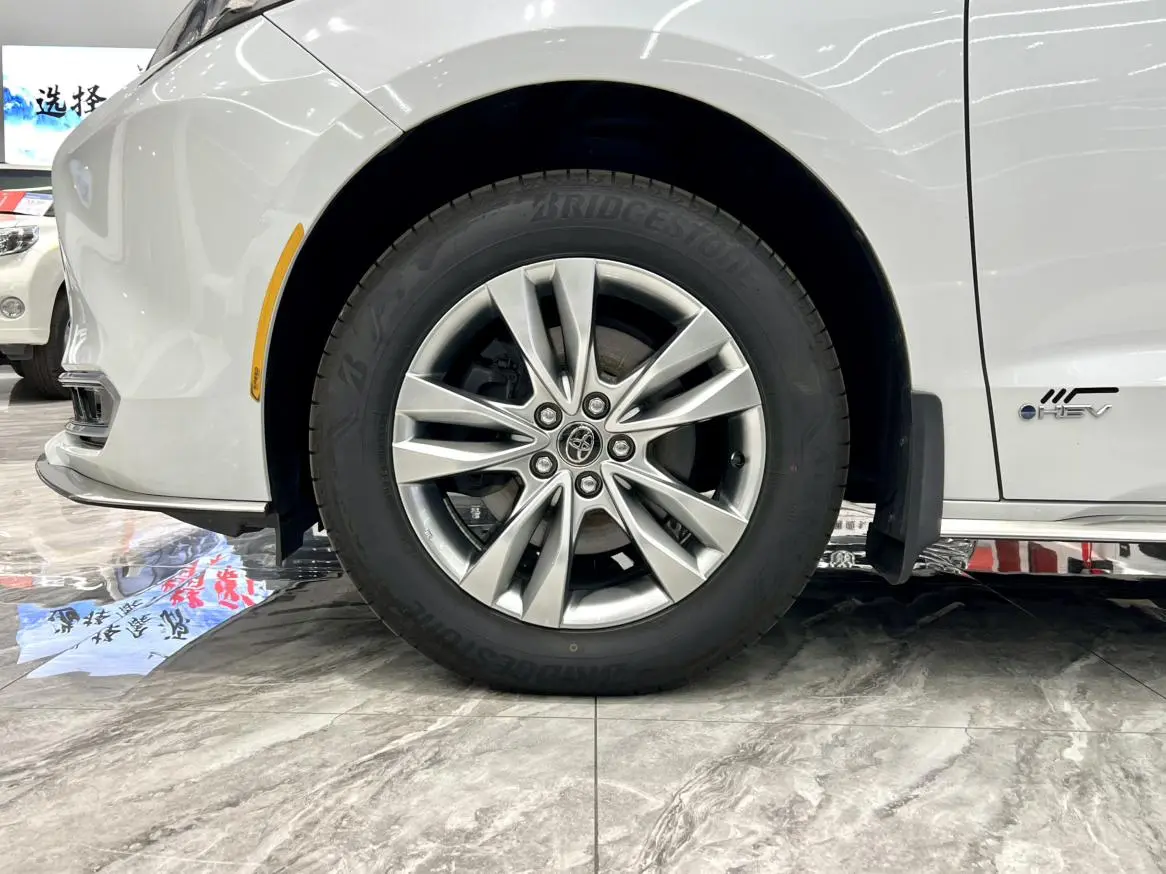 TOYOTA Saina Dual engine 2.5L four-wheel drive deluxe edition