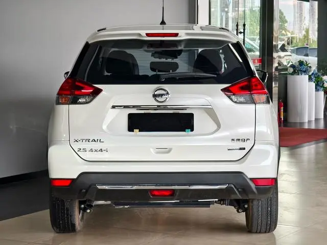 Nissan Qijun 2.5L CVT Zhilian seven-seater leading version 4WD