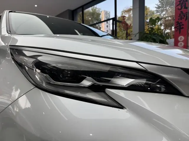 TOYOTA Saina 2.5L Hybrid Deluxe Edition