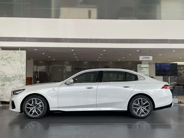 BMW BMW i5 eDrive40L M sports suit