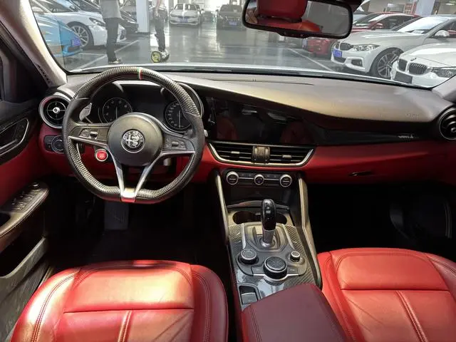 Alfa Romeo Giulia 2.0T 200HP Deluxe Edition