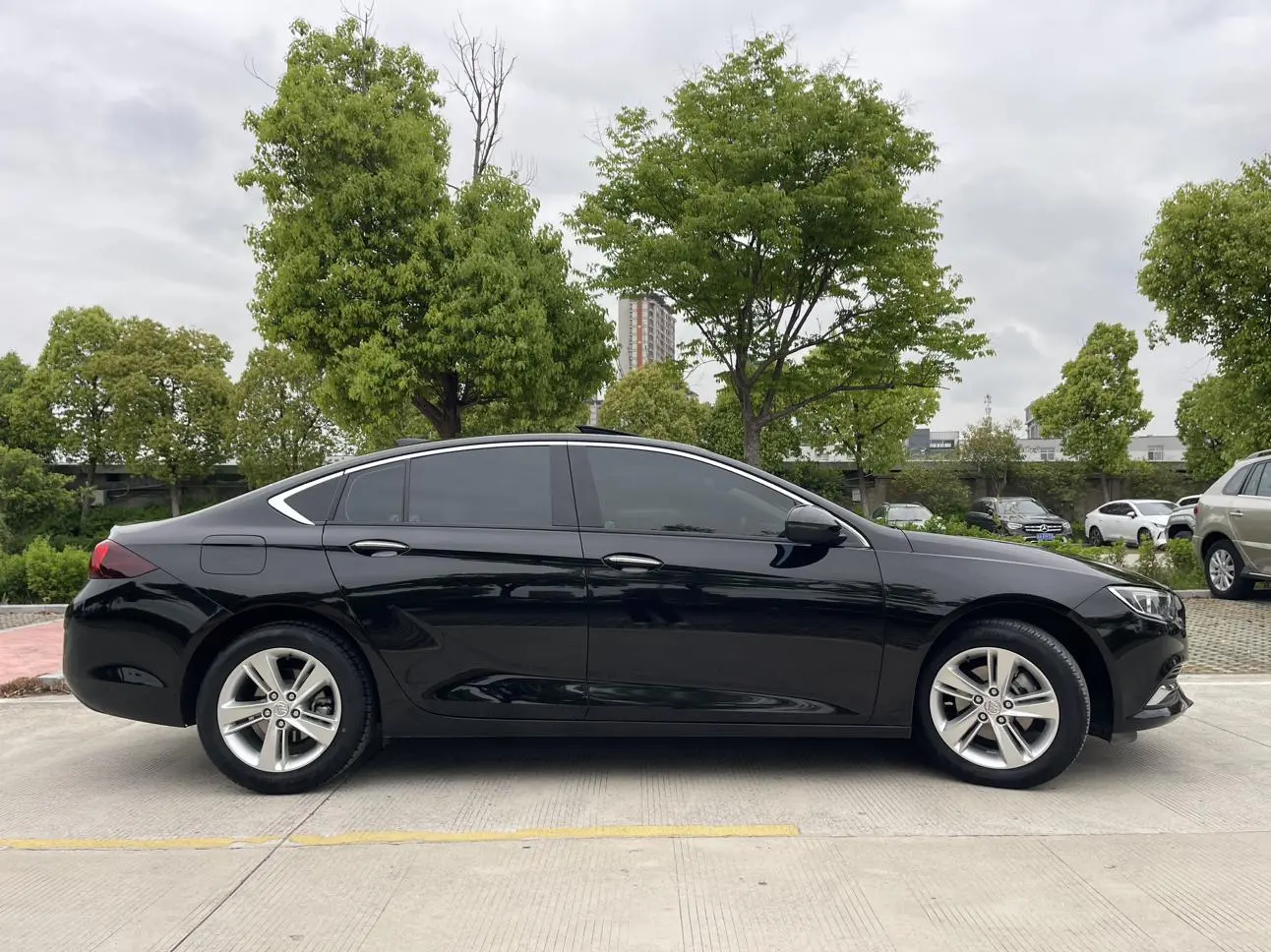 Buick Regal 20T Elite Country VI