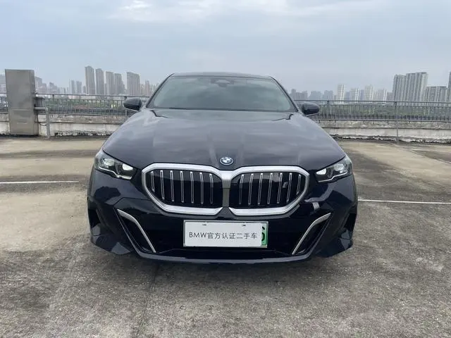 BMW BMW i5 eDrive40L M sports suit