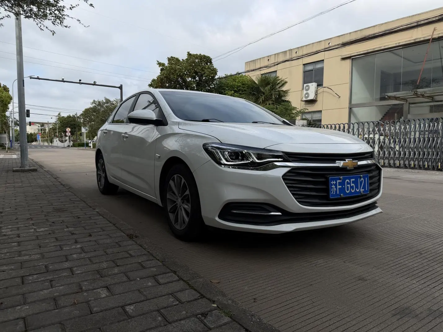 Chevrolet Cruze 320 automatic Enjoy Skylight version