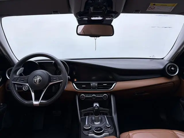 Alfa Romeo Giulia 2.0T 280HP Deluxe Edition