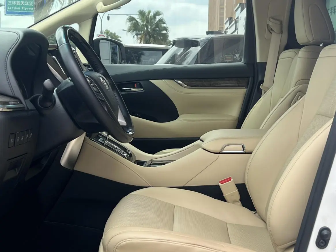TOYOTA Elfa Dual engine 2.5L Premium Edition