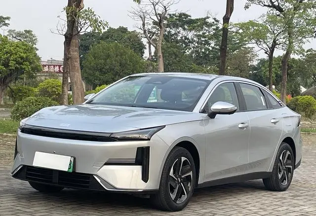 Geely Galaxy Galaxy L6 1.5 EM-i DHT 140KM Starship Version