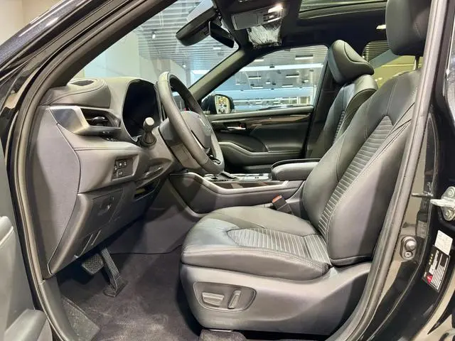 TOYOTA Crown Lufang Smart electric hybrid dual engine 2.5L E-CVT four-wheel drive Premium Edition