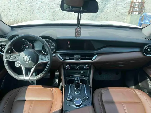 Alfa Romeo Stelvio 2.0T 200HP Deluxe Edition