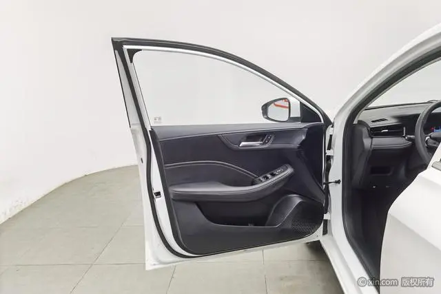 Roewe Roewe i5 1.5L CVT Deluxe Edition