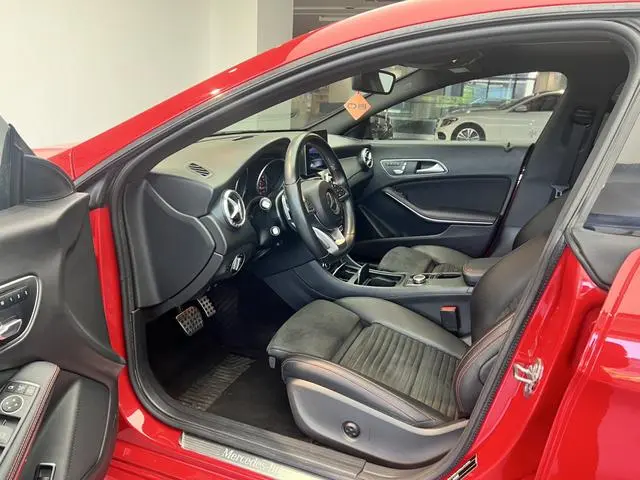 Mercedes-Benz Mercedes-Benz CLA CLA 220 4MATIC