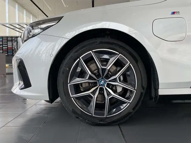 BMW BMW i5 eDrive40L M sports suit