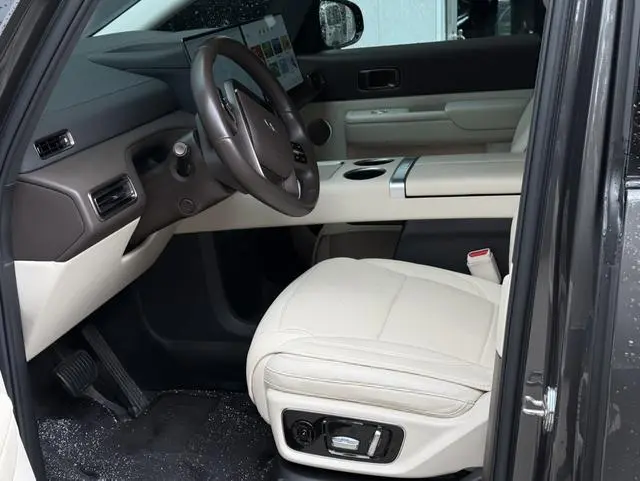 Li Auto Ideal MEGA Ultra version