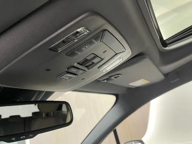 TOYOTA Saina 2.5L Hybrid Extreme Edition