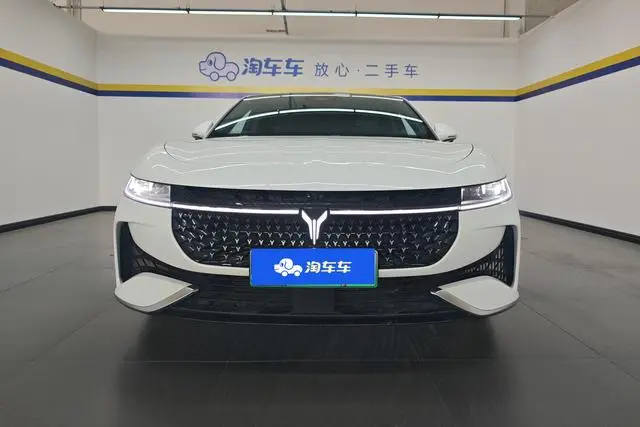 VOYAH Lantu chasing light PHEV Ultra-long battery life, four-wheel drive executive edition