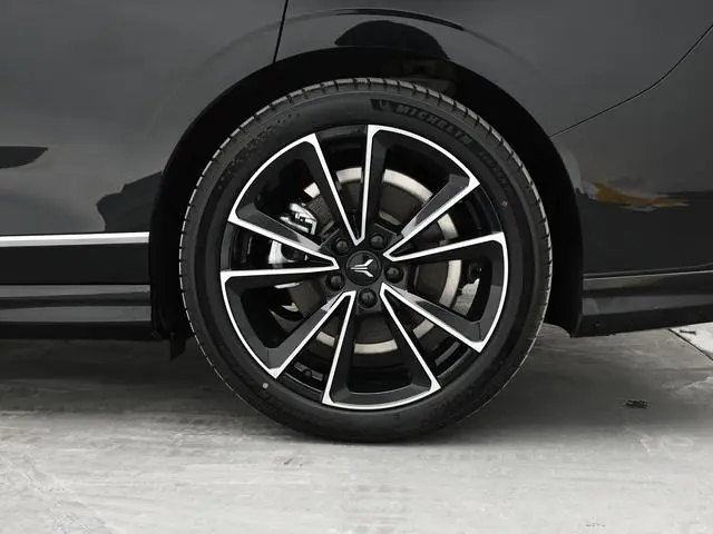 VOYAH Lantu chasing light PHEV Ultra-long battery life, four-wheel drive ultimate edition