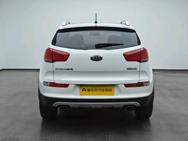Kia Smart running 2.0L automatic two-wheel drive version DLX
