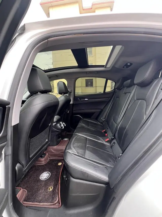 Alfa Romeo Stelvio 2.0T 200HP Deluxe Edition