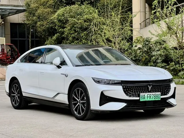 VOYAH Lantu chasing light PHEV Ultra-long battery life, four-wheel drive executive edition