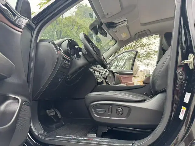 GAC Trumpchi GS8 320T two-wheel drive luxury Zhilian Edition 7 seats