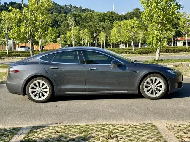 Tesla Model S 75