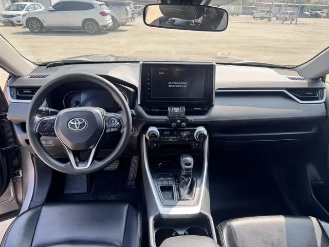 TOYOTA RAV4 Rongfang 2.0L CVT two-wheel drive fashion version