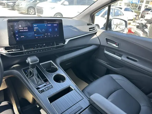 TOYOTA Saina Facelifted dual engine 2.5L Premium Edition