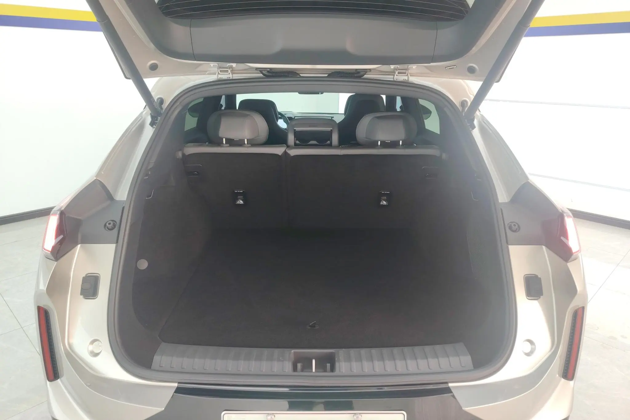 LYNK & CO Lynk & Co. 08 EM-P 120 long battery life Halo