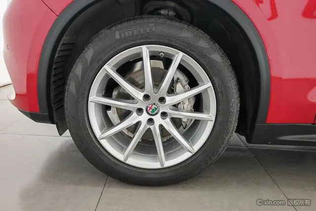 Alfa Romeo Stelvio 2.0T 280HP Deluxe Edition