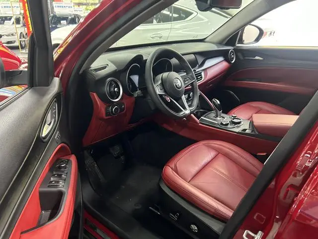Alfa Romeo Stelvio 2.0T 200HP Deluxe Edition