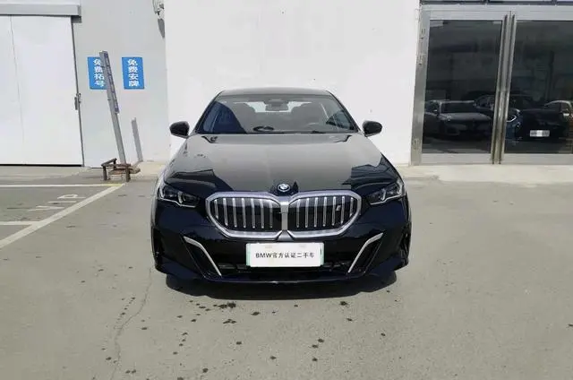 BMW BMW i5 eDrive35L M sports suit