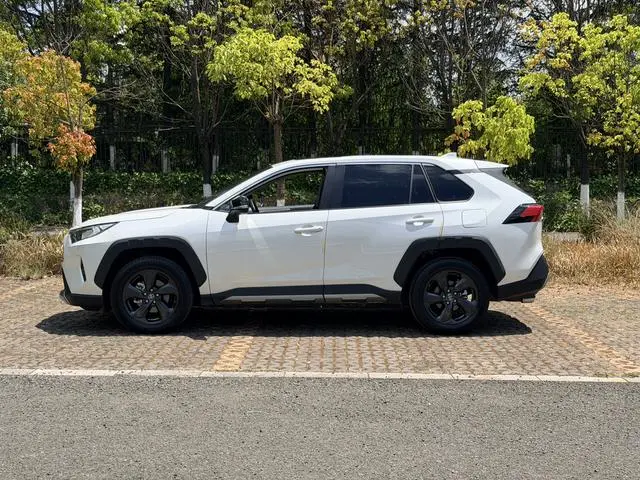 TOYOTA RAV4 Rongfang 2.0L CVT four-wheel drive fashion version