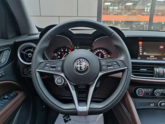Alfa Romeo Stelvio 2.0T 200HP Deluxe Edition