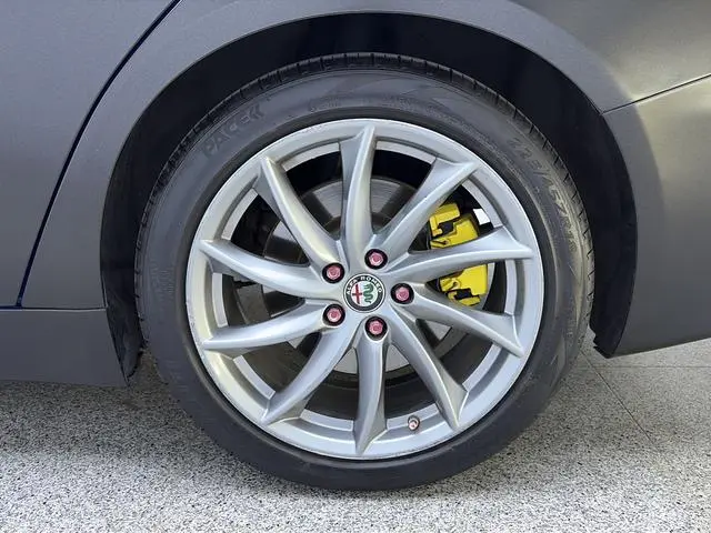 Alfa Romeo Giulia 2.0T 280HP Deluxe Edition