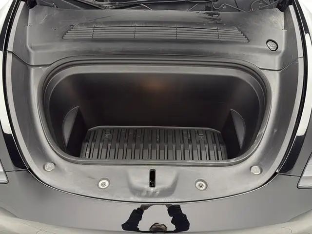 Tesla Model Y Performance high-performance all-wheel drive version