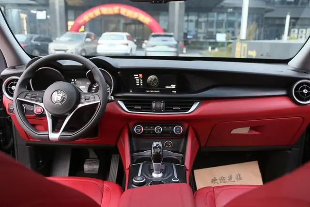 Alfa Romeo Stelvio 2.0T 200HP Deluxe Edition