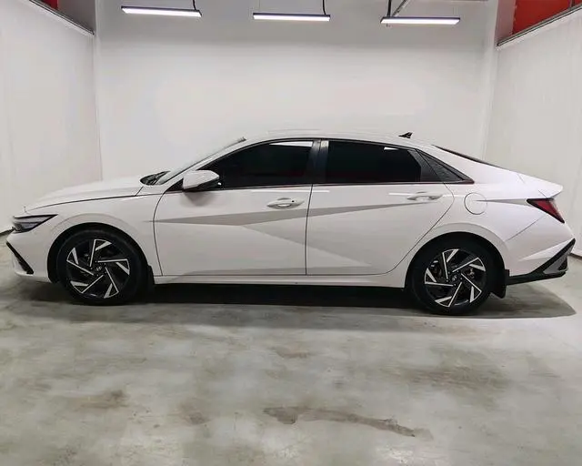 Hyundai Elantra 1.5L CVT LUX Premium Edition