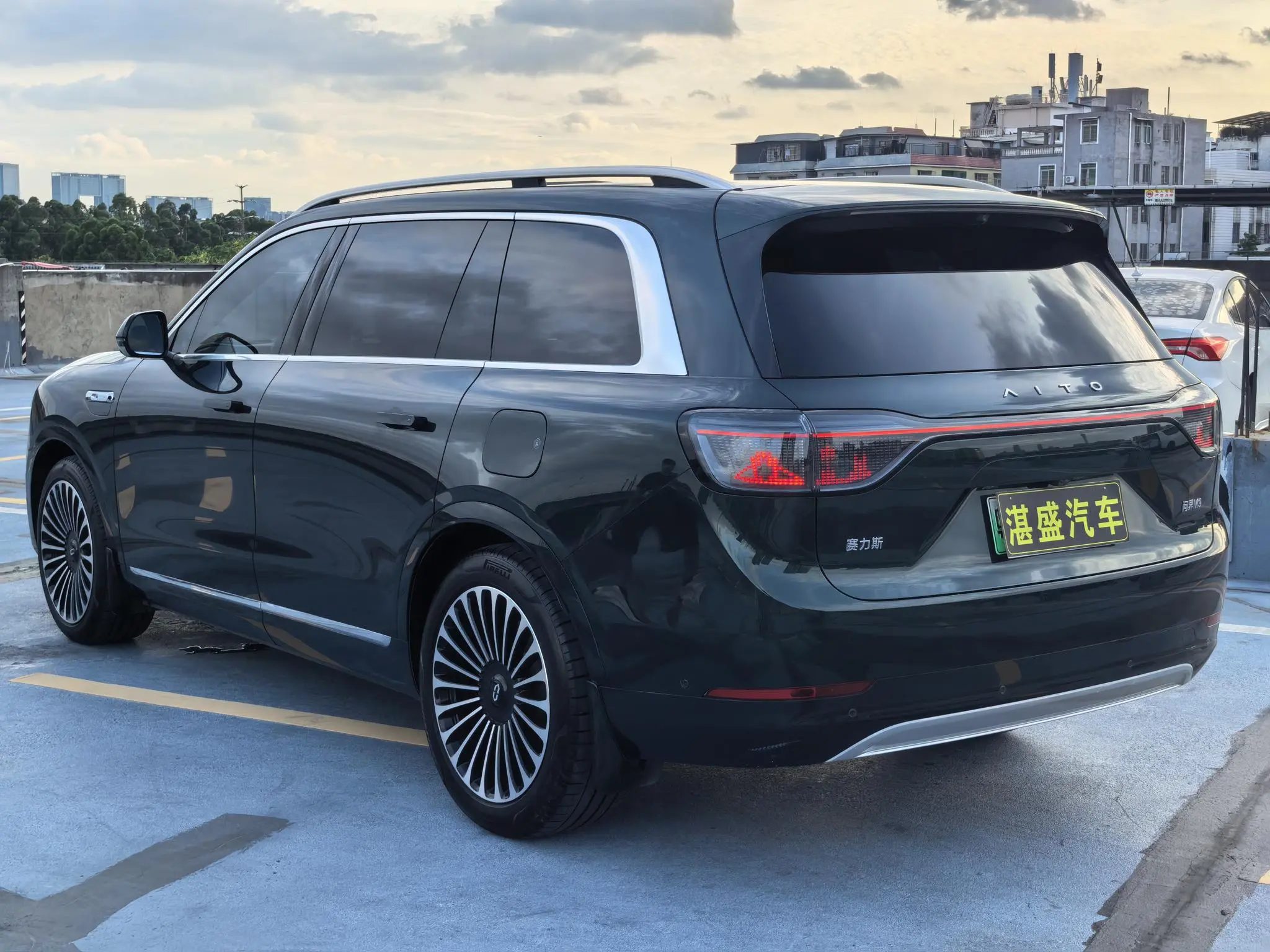 AITO Ask the world M9 Extended range Ultra six-seater version