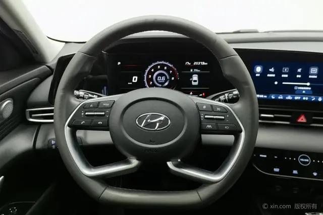 Hyundai Elantra 1.5L CVT LUX Premium Edition